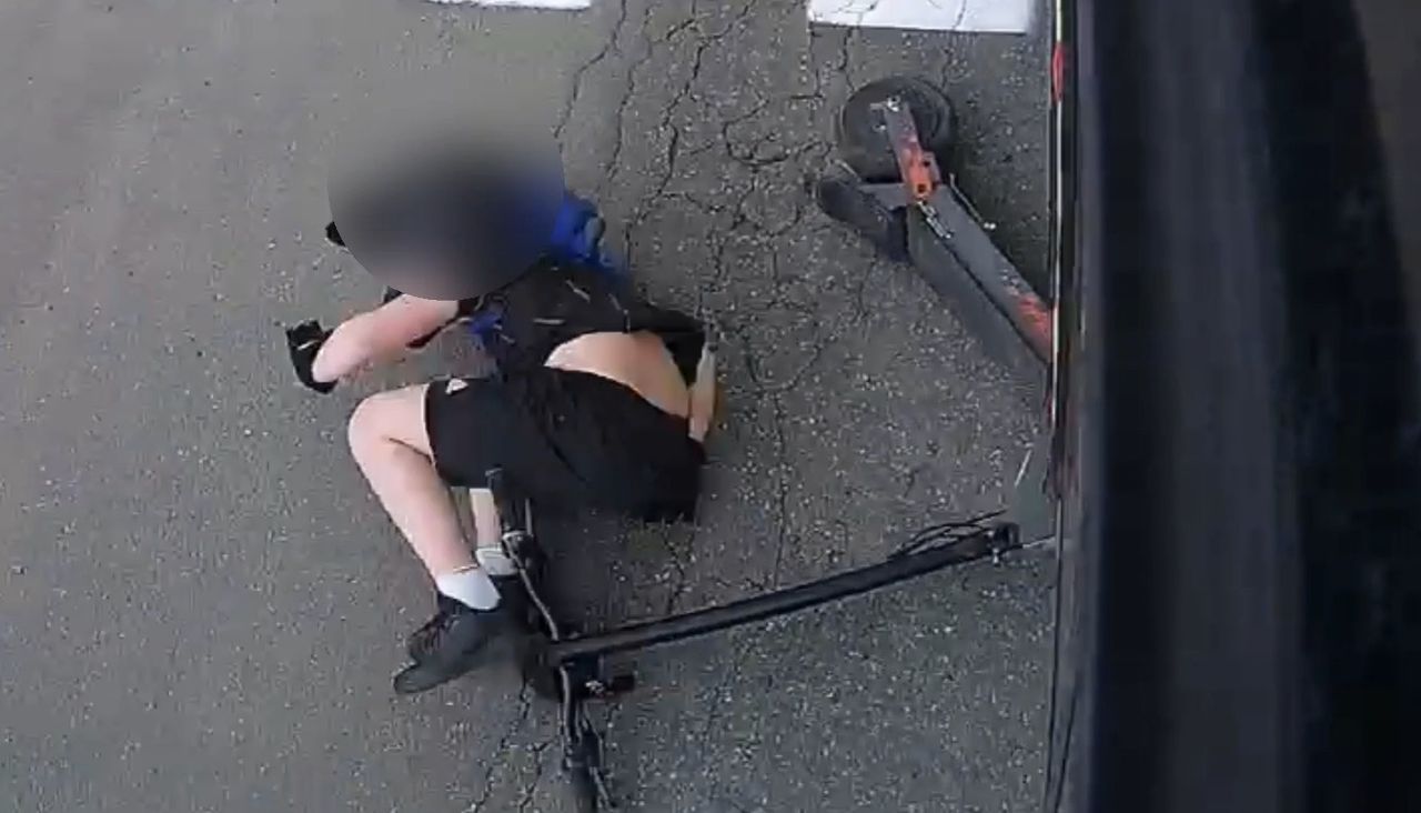 11-latek wpadł pod autobus. Policja pokazała wstrząsające nagranie