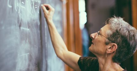 Fałszywa nauczycielka uczyła 36 lat. Usłyszała zarzuty