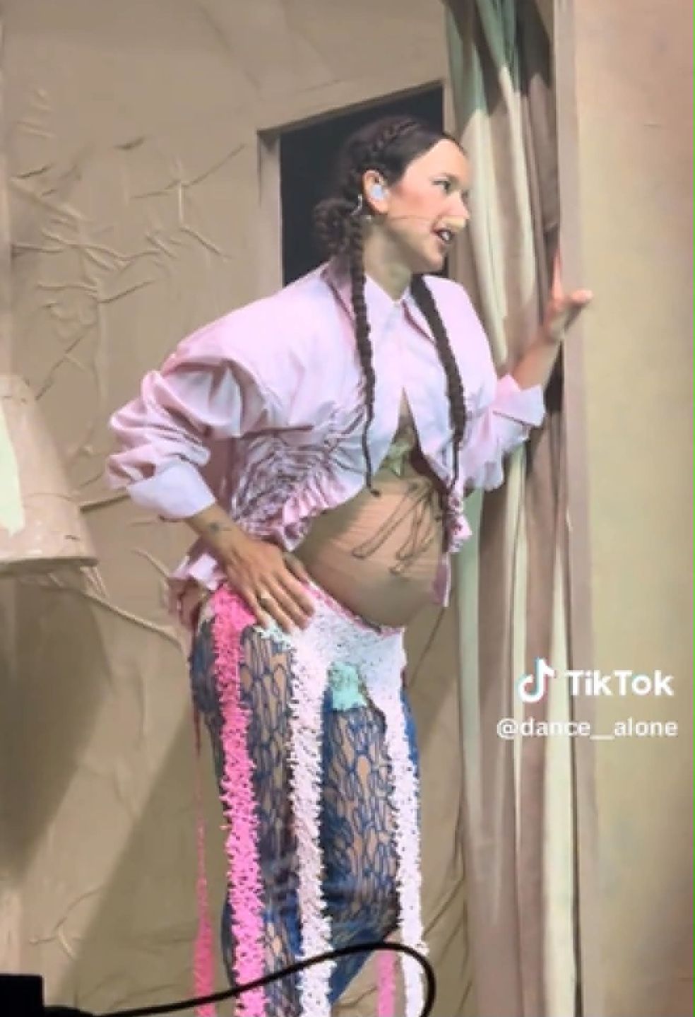 Monika Brodka odsłoniła na scenie wyraźnie zaokrąglony brzuszek