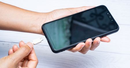 Ile kosztuje ładowanie smartfona? Niewiele osób o tym wie