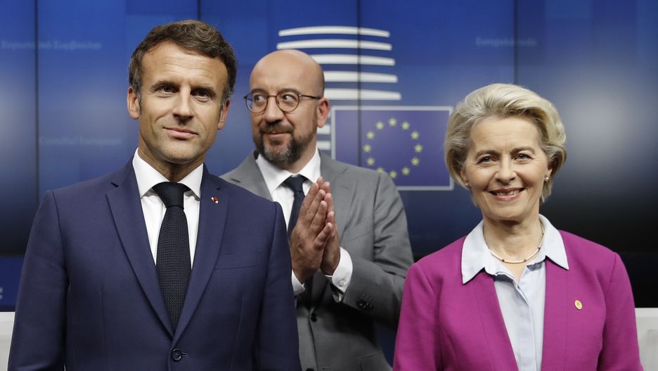 (L-R) French President Emmanuel Macron, European Council President Charles Michel and European Commission President Ursula von der Leyen during a press conference at the end of the second day of EU Summit in Brussels, Belgium, 24 June 2022. The latest developments concerning cost-of-living, raging inflation and energy war waged by Russia are topping the agenda when EU member states leaders meet for a European Council meeting. EPA/OLIVIER HOSLET Dostawca: PAP/EPA.
