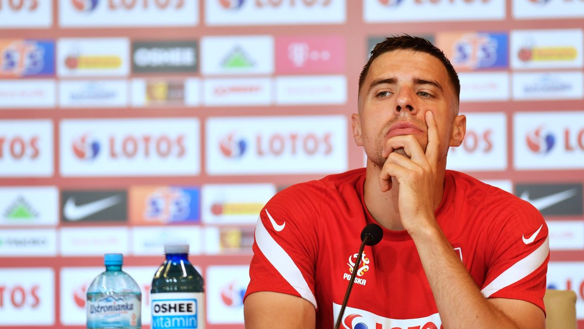 Jaki jest skład napojów widocznych na konferencjach prasowych reprezentacji Polski? Sprawdziliśmy. Na zdjęciu Jan Bednarek.