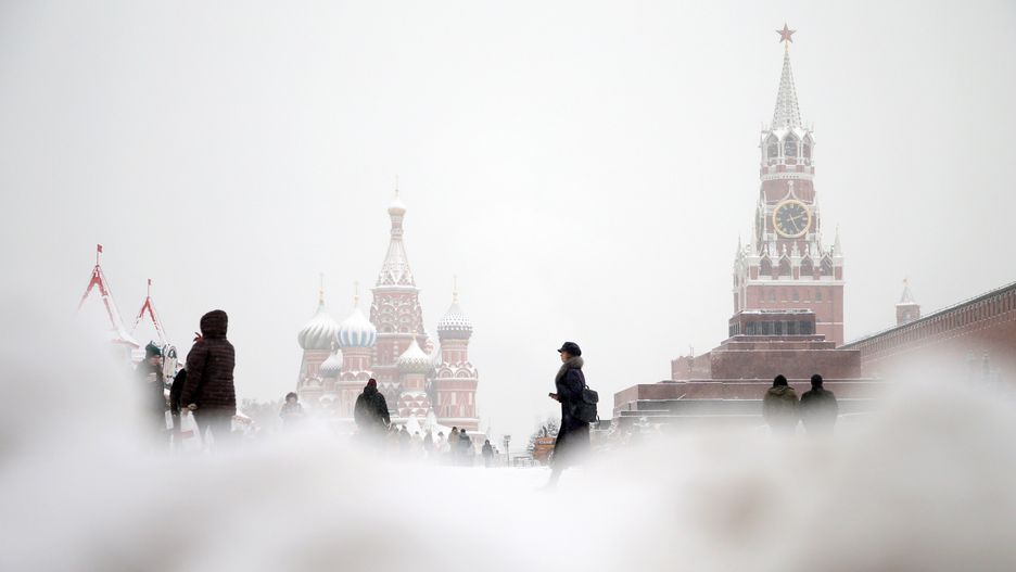 epaselect epa10380165 People walk on the Red Square in front of Moscow Kremlin during a snowfall in downtown Moscow, Russia, 28 December 2022. EPA/MAXIM SHIPENKOV Dostawca: PAP/EPA.