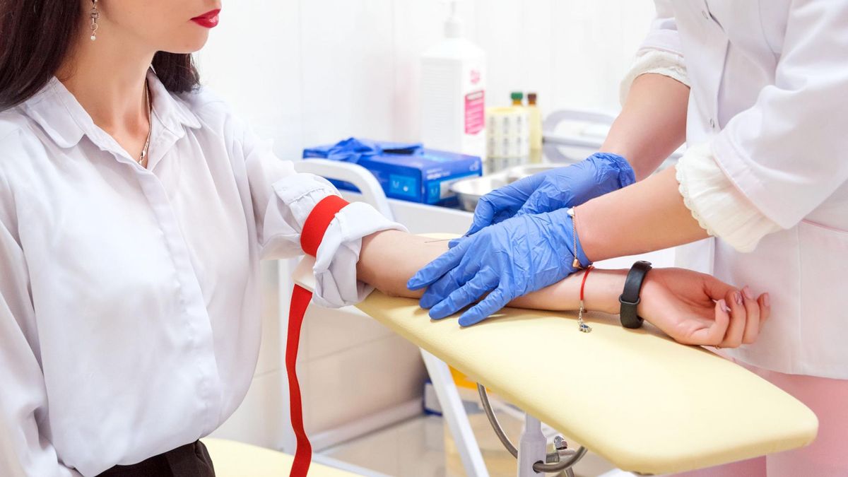 Wskaźnik HOMA-IR jest obliczany na podstawie wartości insuliny i glukozy na czczo.