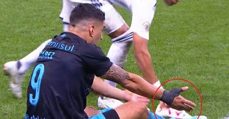 Ale cyrk. Przeciwnik zabrał buta Luisowi Suarezowi
