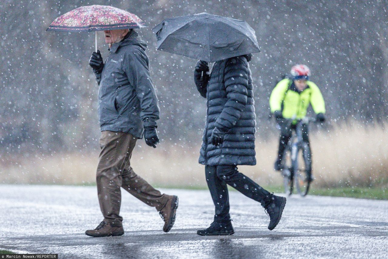 W weekend w całym kraju spodziewamy się opadów deszczu ze śniegiem. Lokalnie pojawią się też burze i mgły