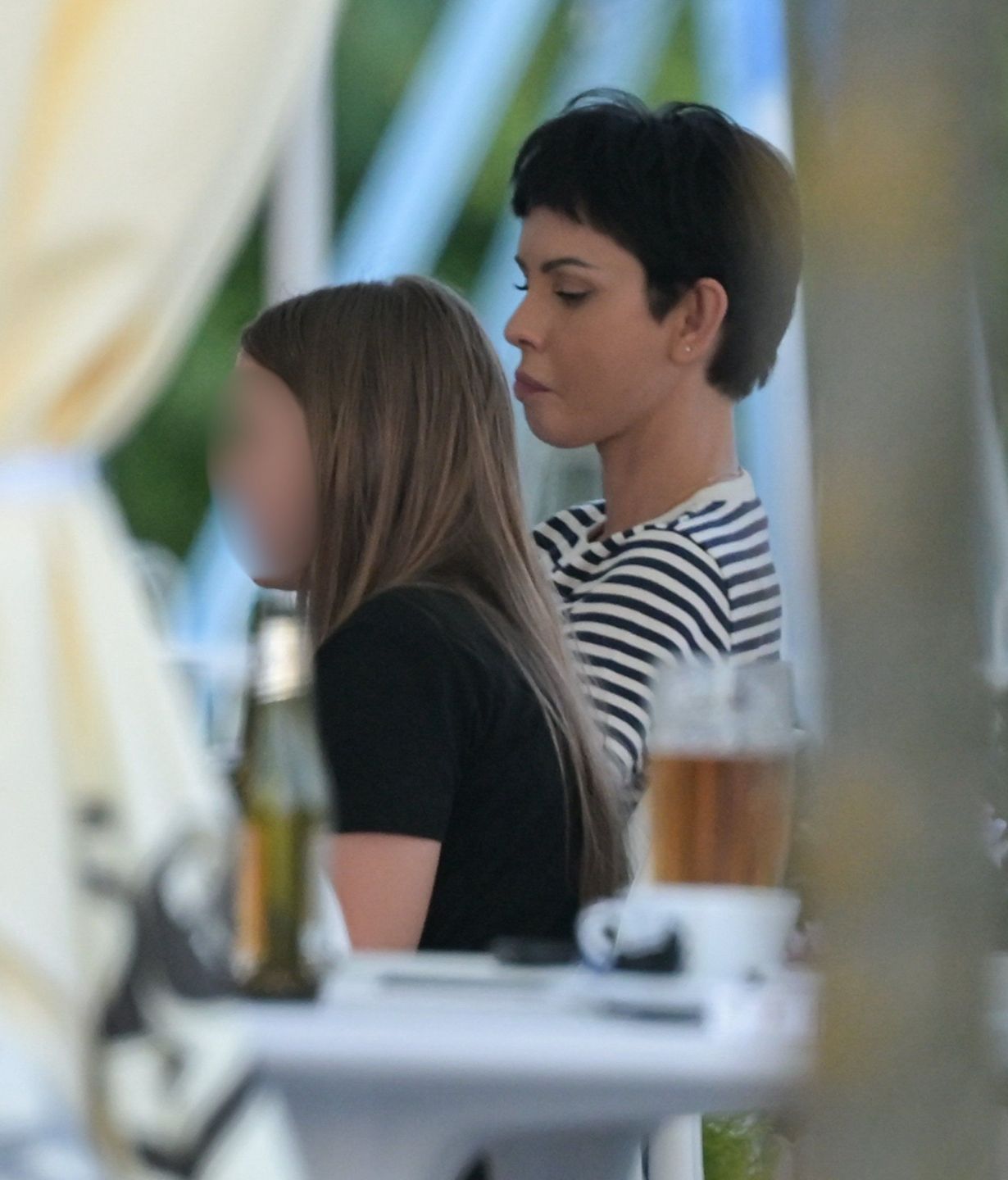 Dorota Gardias z partnerem i dziećmi w restauracji