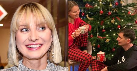 Joanna Moro krytykowana za odważne zdjęcie przy choince: "Co ma WYWALONY CYC wspólnego ze świętami?" (FOTO)