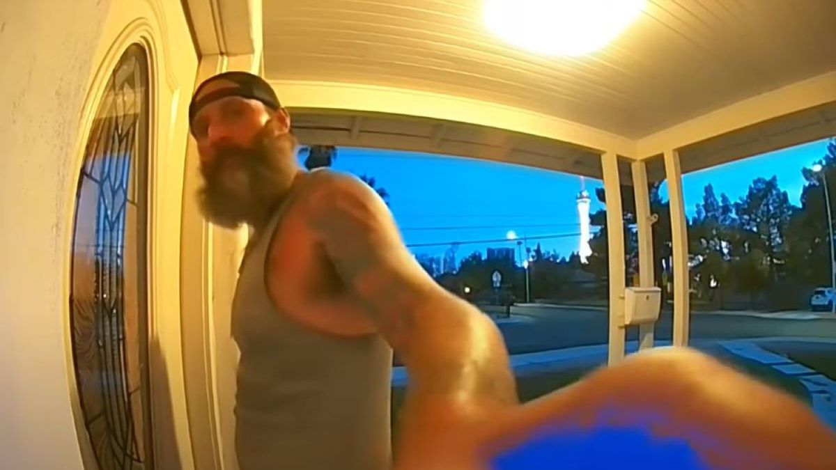 Szalony nieznajomy dobijał się do drzwi kobiety 