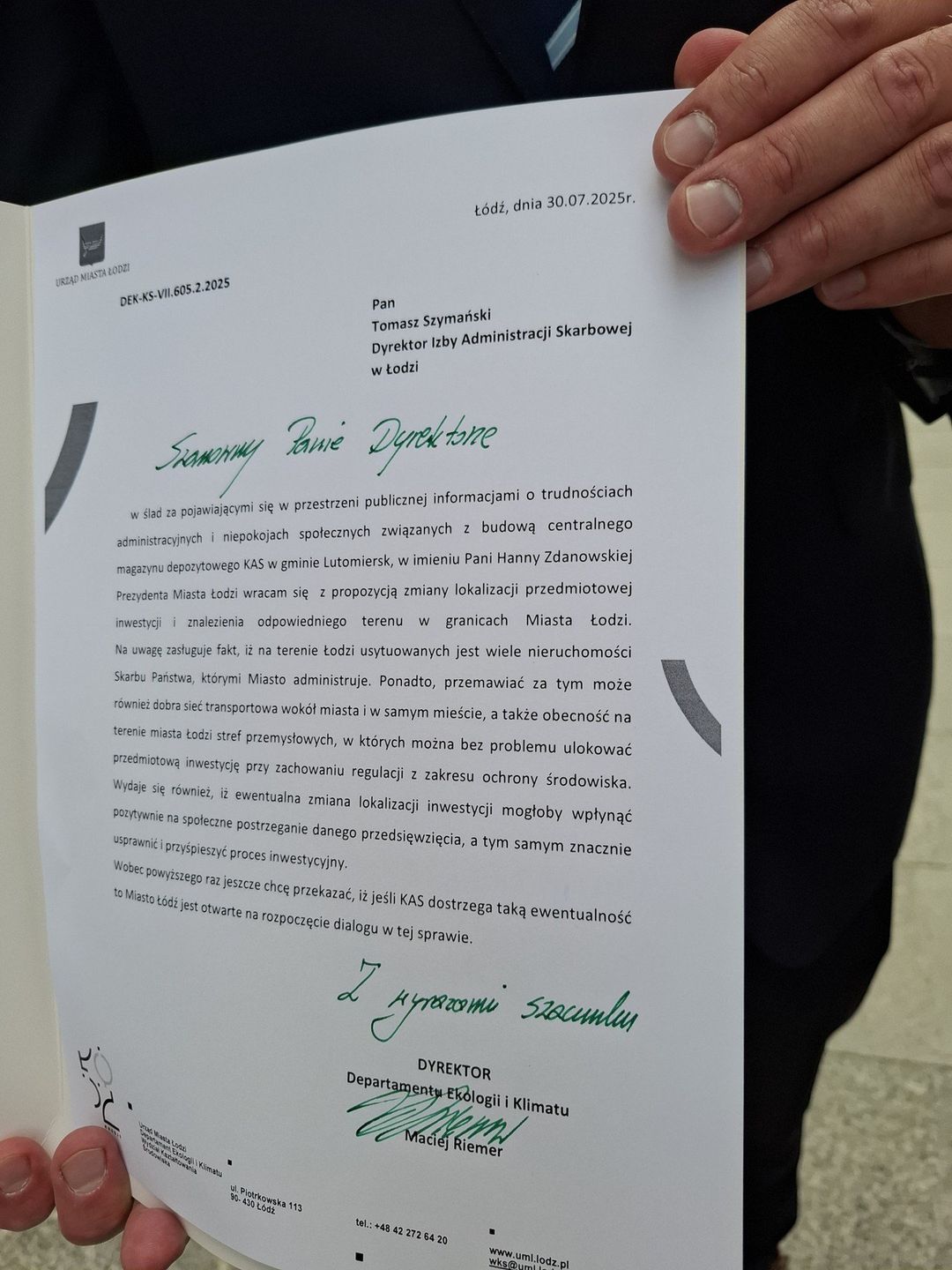Magdalena Gałkiewicz i Maciej Riemer podczas konferencji 31 lipca 2025 przekazali informację dotyczącą propozycji prezydent Hanny Zdanowskiej, przeniesienia planowanej budowy magazynu depozytowego Krajowej Administracji Skarbowej do Łodzi.