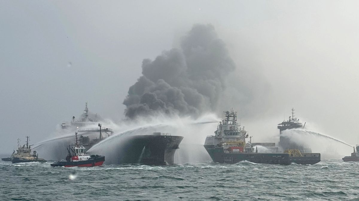 Tankowiec stanął w płomieniach. Kolizja u wybrzeży Wielkiej Brytanii. Na zdjęciu akcja ratunkowa po kolizji