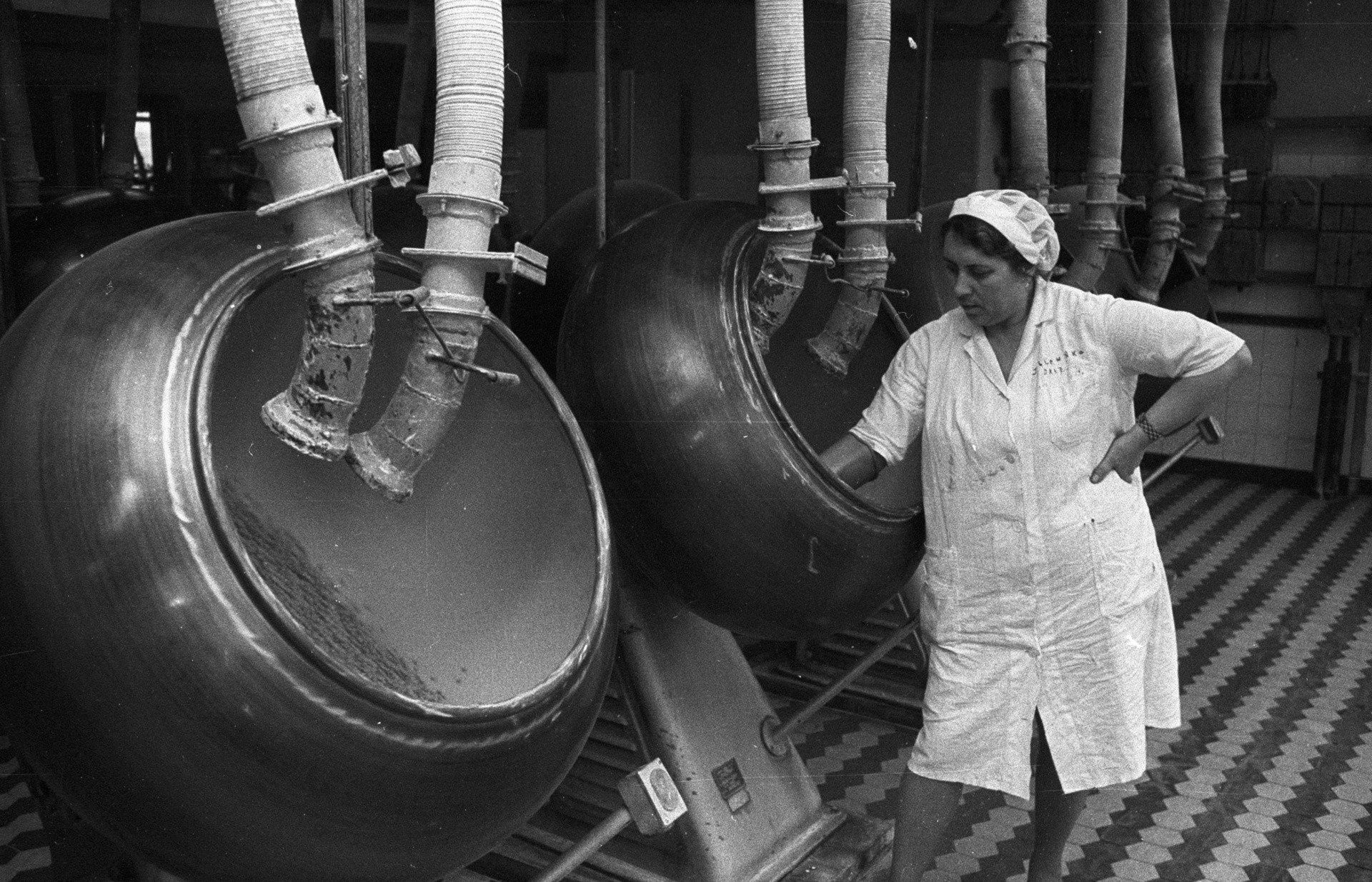 Warszawa 12.01.1983. Warszawskie Zakłady Farmaceutyczne Polfa przy ul. Karolkowej. Na zdjęciu: proces drażowania - powlekanie i polerowanie drażetek w drażownicach o pojemności 30 kg