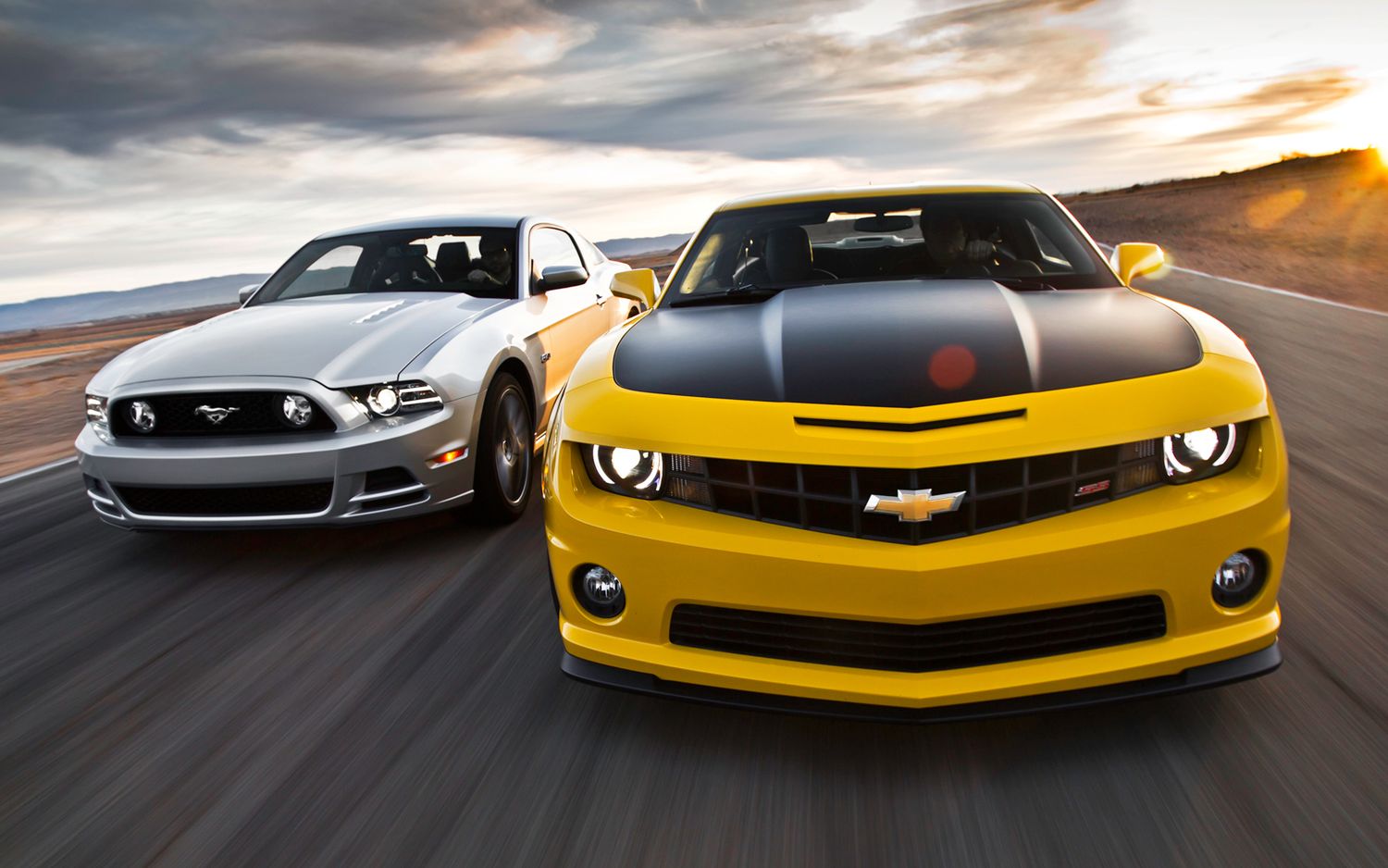 Chevrolet Camaro i Ford Mustang