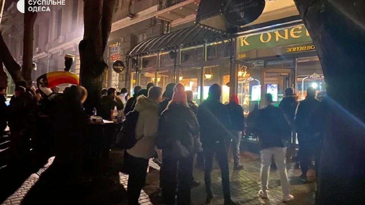 Ukraińcy oglądają mecz na ulicy 