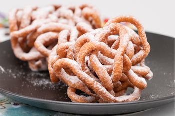 Fińskie gniazdka przypominają chrust. Ich smażenie to świetna zabawa