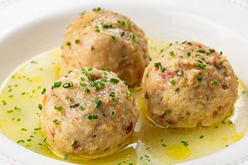 W Tyrolu robią chlebowe knedle. Do zup jeszcze lepsze niż makaron