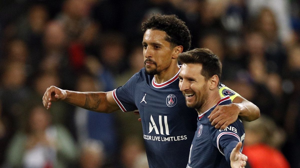 Paris Saint Germain's Lionel Messi (R) and Paris Saint Germain's Marquinhos celebrate after scoring a goal during the French Ligue 1 soccer match between PSG and RC Lens at the Parc des Princes stadium in Paris, France, 23 April 2022. EPA/YOAN VALAT Dostawca: PAP/EPA.