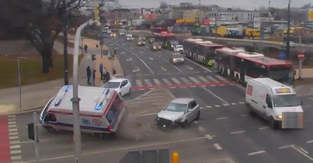 Zderzenie karetki z samochodem. Na filmie widać, jak doszło do zderzenia pojazdów