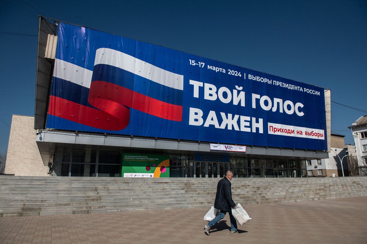 Billboard zachęcający do udziału w wyborach prezydenckich w Rosji. "15-17 marca 2024. Wybory prezydenta Rosji. Twój głos jest ważny. Przyjdź na wybory"
