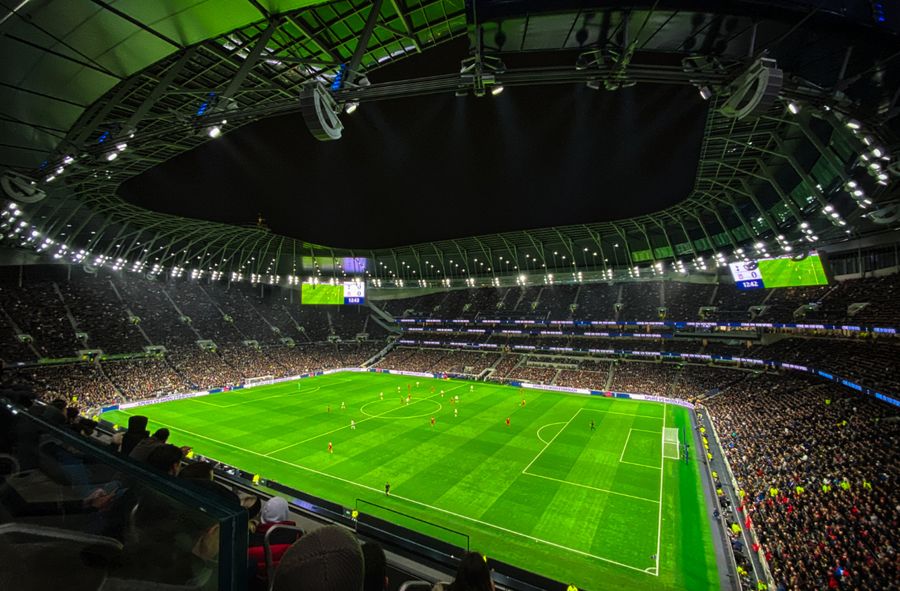 Fan piłki nożnej obudził się nad ranem na stadionie
