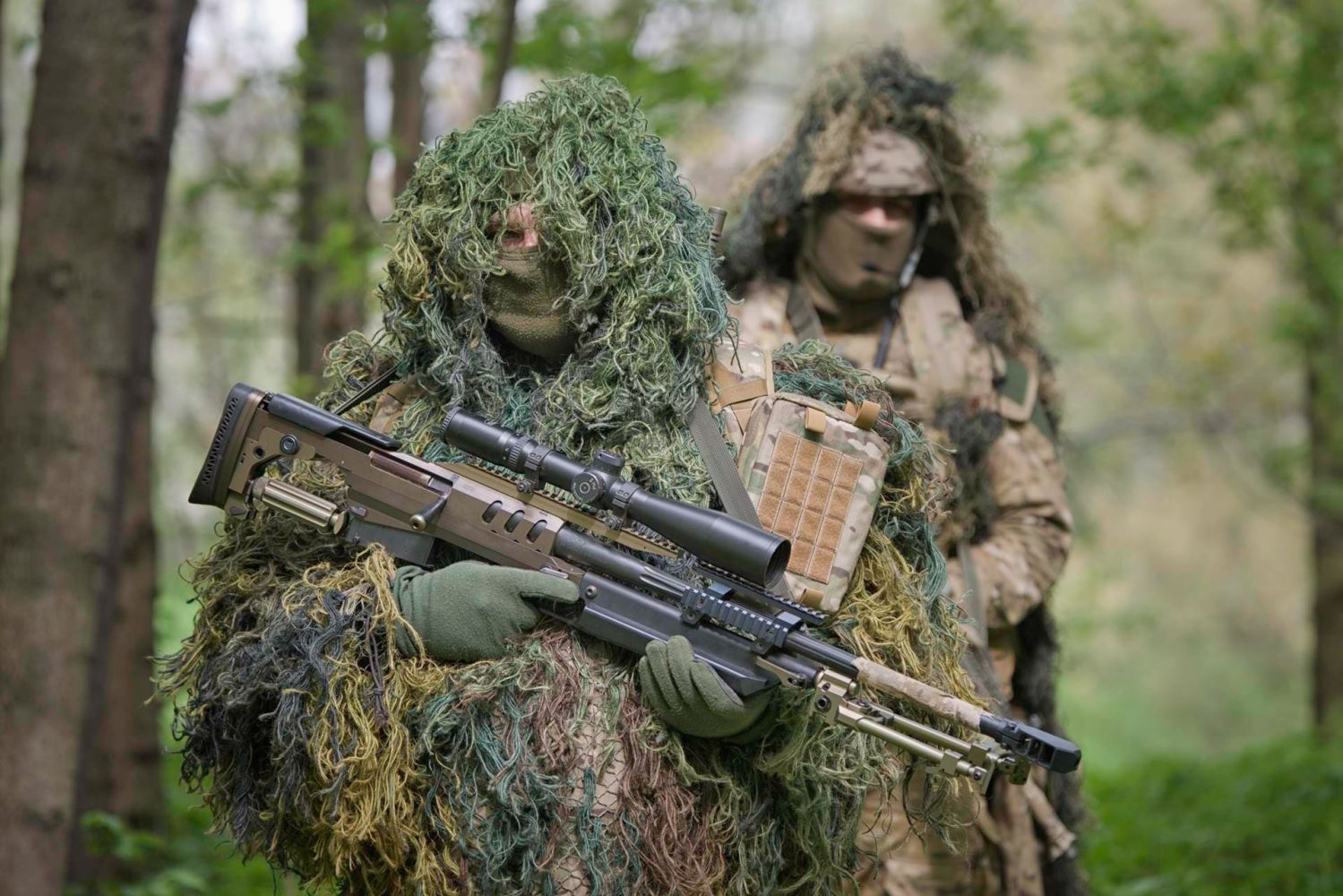 Snajper z karabinem snajperskim Alex-338. 