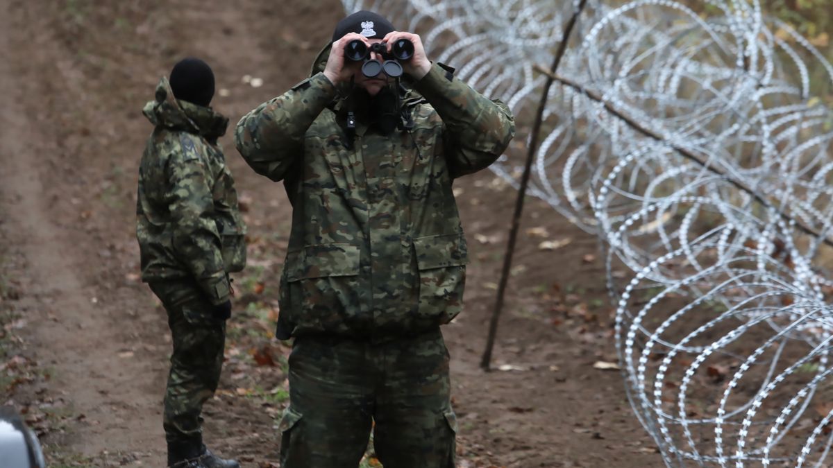 Budowa tymczasowej zapory na granicy polsko-rosyjskiej w okolicach miejscowości Szyliny