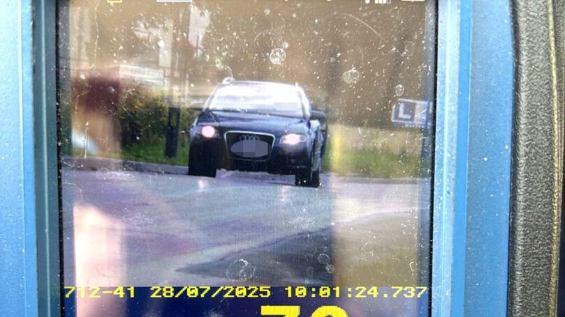 Czarny samochód osobowy z prędkością 72 km/h uchwycony na monitorze radarowym.