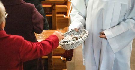 W tej części kraju są najbardziej hojni. Tyle Polacy dają na tacę