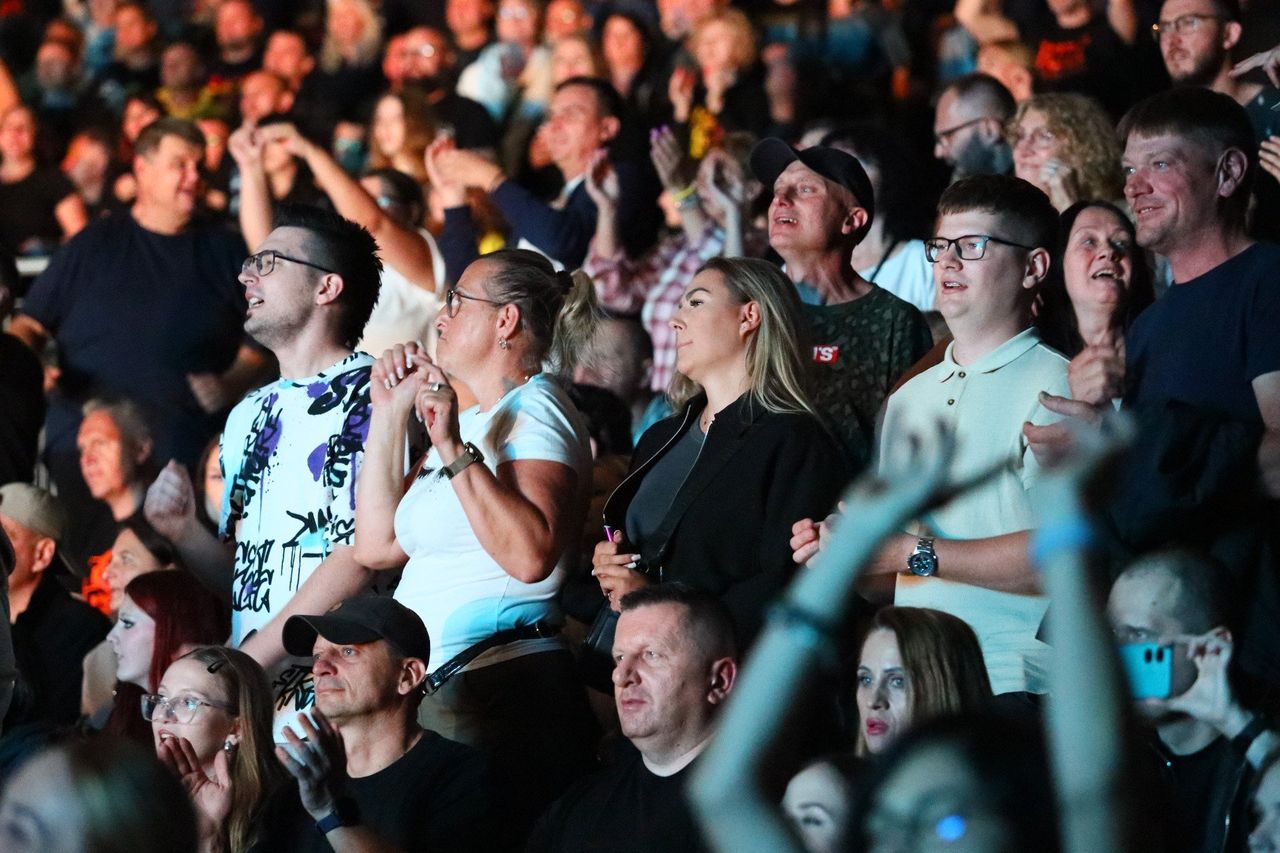 Kielce: Koncert Kultu w Amfiteatrze Kadzielnia. Kazik Staszewski i zespół porwali publiczność w ramach trasy "Live in"