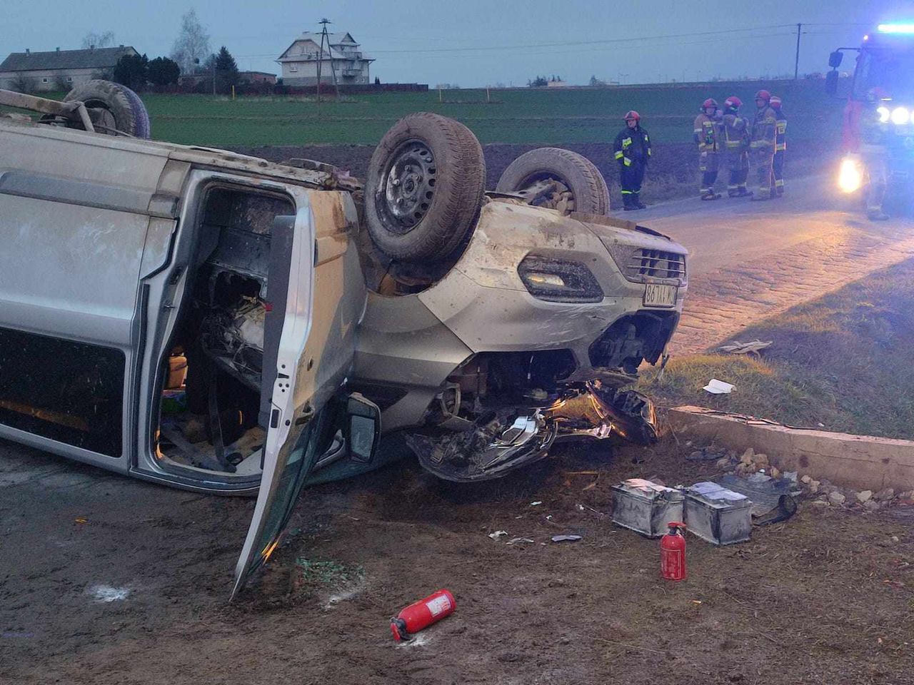 Zderzenie cysterny z busem. Bus dachował. W akcji śmigłowiec LPR