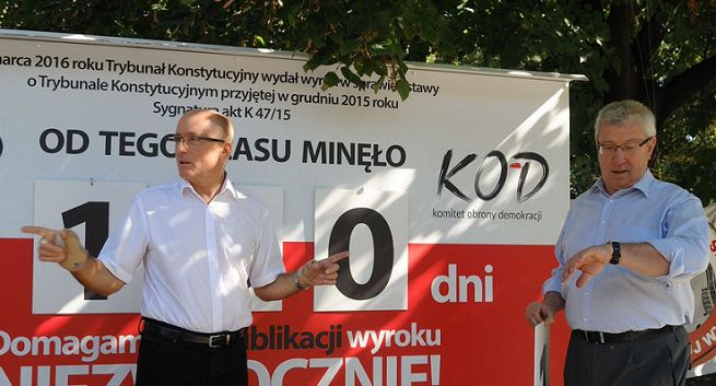 Jan Dworak i Krzysztof Luft zaraz po odejściu z KRRiT zaczęli wspierać KOD