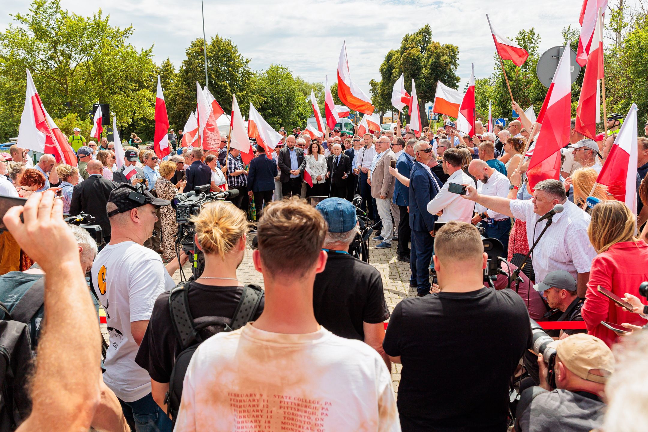 Wymiana zdań pomiędzy zwolennikami i przeciwnikami PiS w trakcie konferencji prasowej prezesa ugrupowania Jarosława Kaczyńskiego na polsko-niemieckim przejściu granicznym Rosówek-Rosow