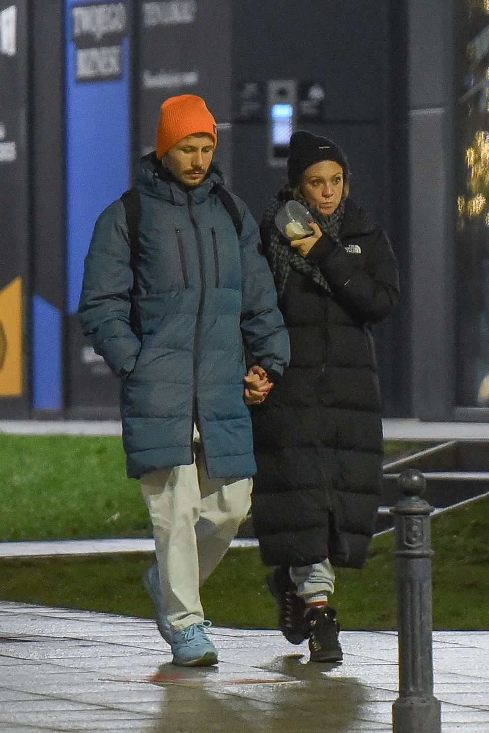 Mateusz Banasiuk i Magdalena Boczarska na wieczornym spacerze