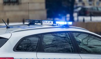 Robił to na oczach uczennic. Skandal przy podstawówce