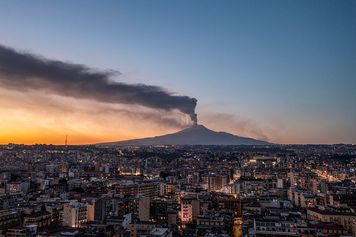 Etna znów daje o sobie znać. Paraliż lotniska