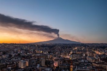 Etna znów daje o sobie znać. Paraliż lotniska