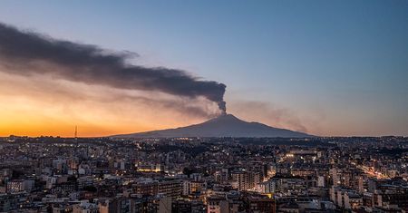 Etna znów daje o sobie znać. Paraliż lotniska