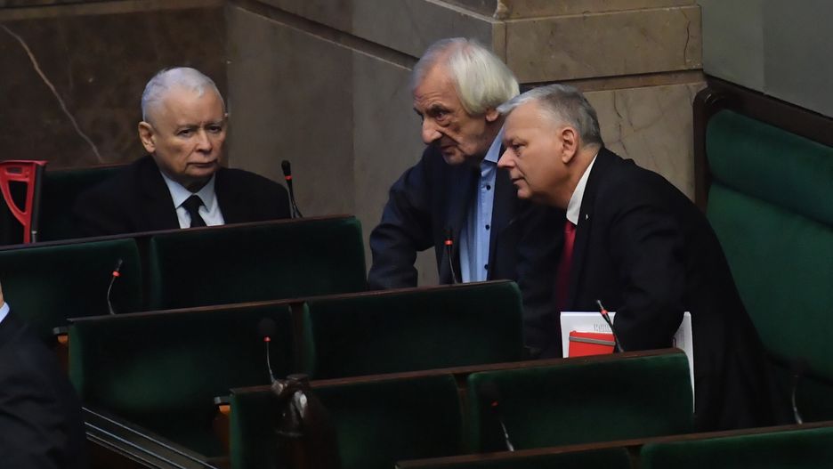 PiS w wariantach startu opozycji w blokach traci większość