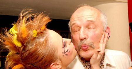 Korwin-Mikke o gwałtach: "Kobiety tylko UDAJĄ, ŻE STAWIAJĄ OPÓR!"