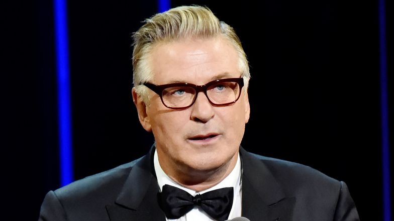 Alec Baldwin POSTRZELIŁ DWIE OSOBY na planie nowego filmu! Jedna z nich NIE ŻYJE