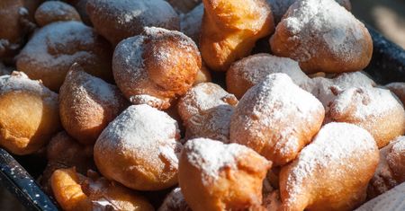Mieszam w misce skyr z jajkami i mąką. Ekspresowe mini pączki w mig lądują na talerzu