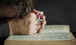 Były proboszcz z Warszawy oskarżony. W tle afery dziesiątki mln zł