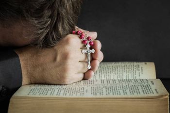 Akt oskarżenia ws. fikcyjnych darowizn. Ksiądz pomagał unikać podatków