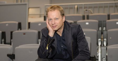 Maciej Stuhr "gotuje" dla żony. Szprotki i twaróg