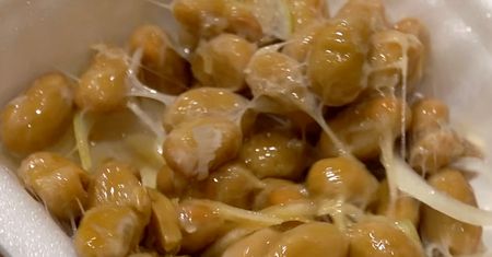 Śmierdzi, klei się i wygląda podejrzanie. Ale to właśnie dlatego natto działa