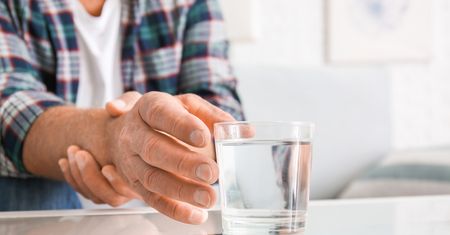 Drżenie mięśni - nadmierne obciążenie, niedobory witamin, drżenie poalkoholowe oraz polekowe, choroby