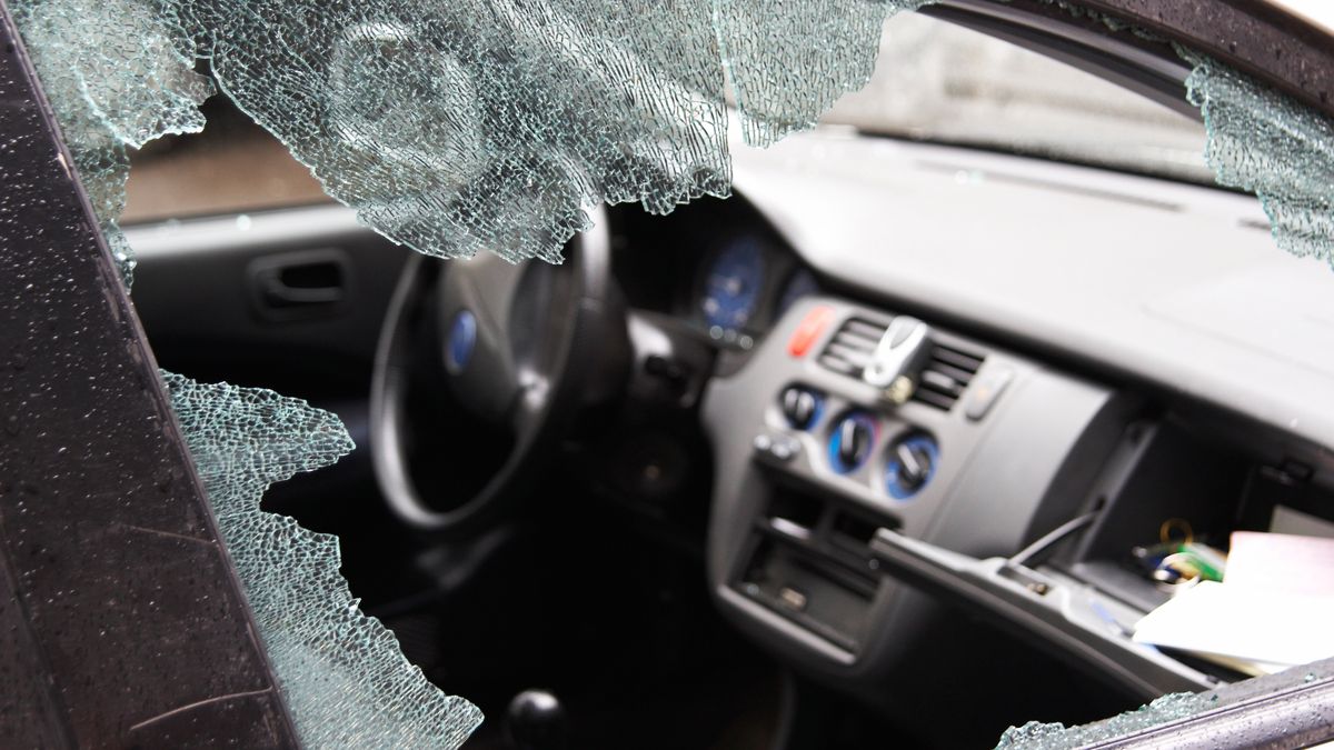 Podczas wypadku blokuje nas nie tylko szok. Sprawdź, jak wydostać się z samochodu 1