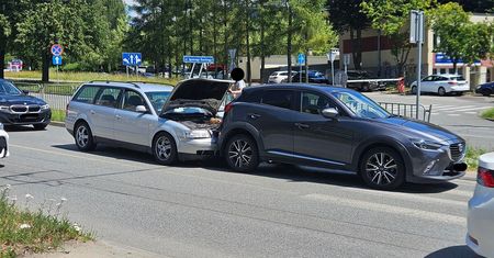 Stłuczka przed pasami na LSM. Przepuszczał pieszego na Filaretów, z impetem wjechał w niego volkswagen