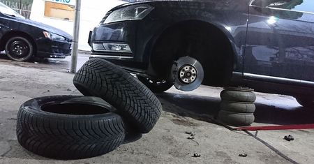 Rotowanie opon jest ważne. Przejeździsz o jeden sezon więcej
