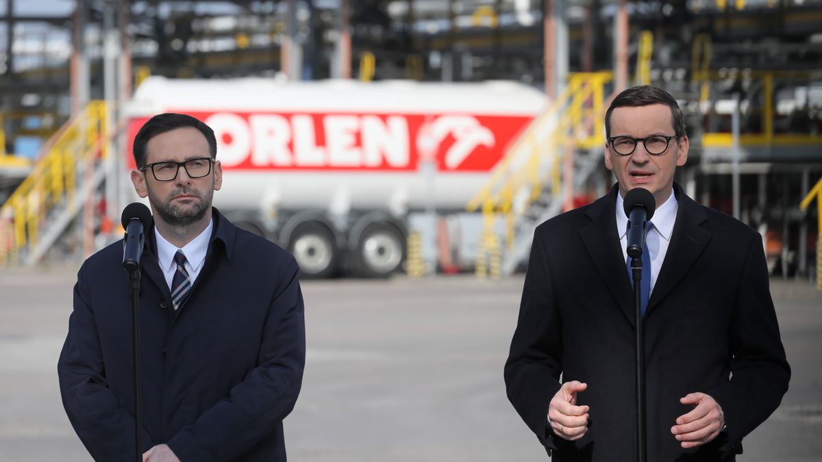 Mościska, 30.03.2022. Premier Mateusz Morawiecki (P) oraz prezes PKN Orlen Daniel Obajtek (L) podczas konferencji prasowej w bazie magazynowej PKN Orlen S.A. w Mościskach, 30 bm. Szef polskiego rządu zapowiedział odejście od rosyjskiej ropy do końca tego roku. (kf) PAP/Paweł Supernak